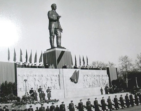 stalin statue in budapest 1950s 1835